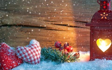 平安夜情侣间送祝福的甜蜜说说  把麋鹿挂在圣诞树上，把我挂在你心上